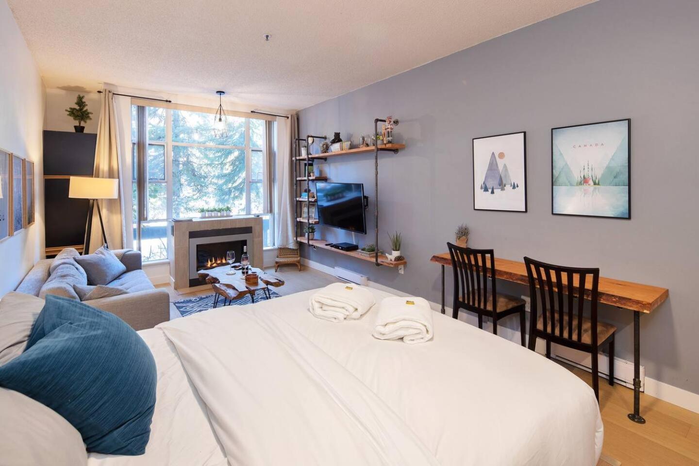 Newly Renovated Ski In Out W Pool 2 Hot Tubs Whistler Exterior photo