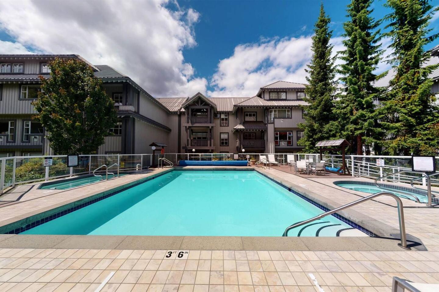Newly Renovated Ski In Out W Pool 2 Hot Tubs Whistler Exterior photo